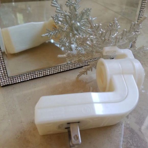 SALE! Bath & Bodyworks Snowflake Diffuser Plug - Picture 3 of 3